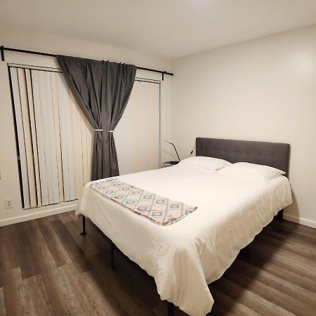 Centrally Located, 4X Queen, 300 Mbps Internet With Backyard! 赫米特 外观 照片