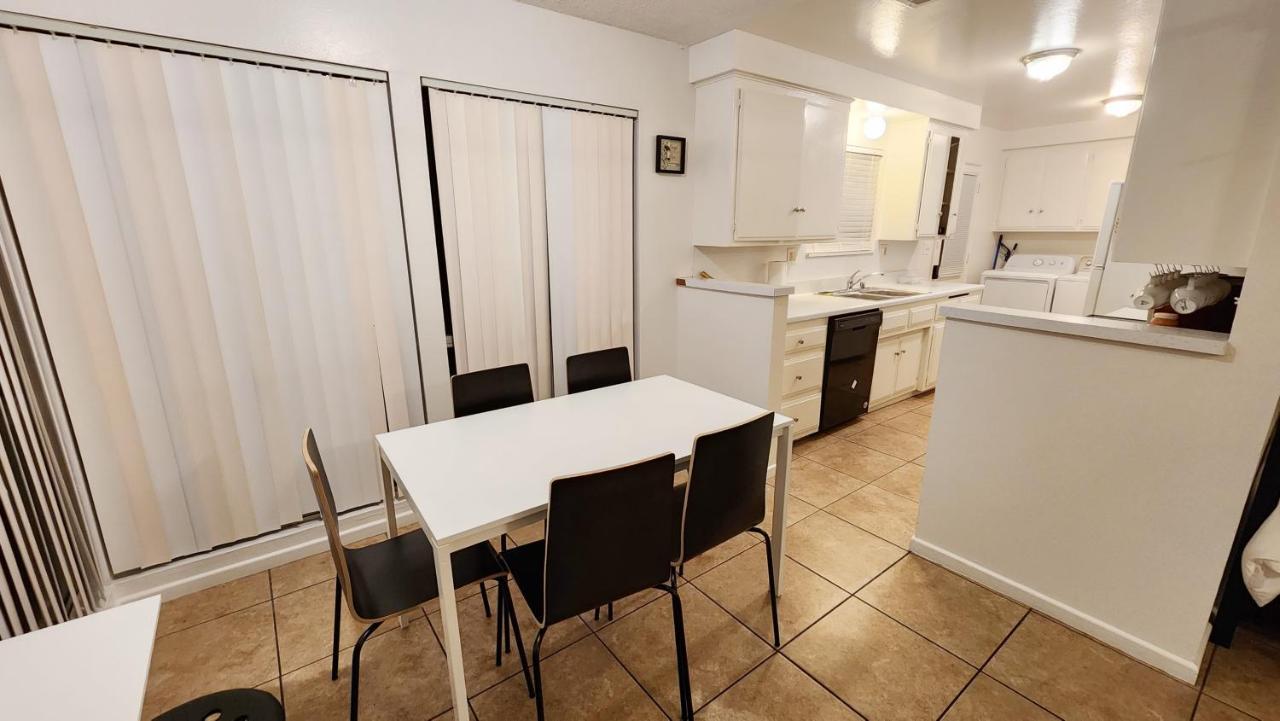 Centrally Located, 4X Queen, 300 Mbps Internet With Backyard! 赫米特 外观 照片