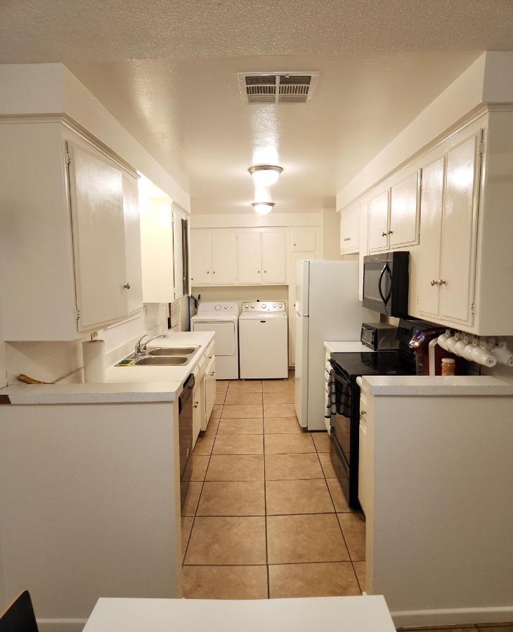 Centrally Located, 4X Queen, 300 Mbps Internet With Backyard! 赫米特 外观 照片